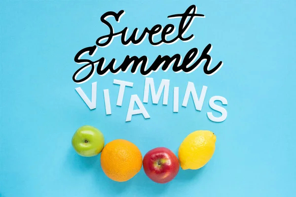 Olgun Meyvelerin Mavi Arka Planda Kelime Vitaminlerinin Üst Görüntüsü Tatlı — Stok fotoğraf