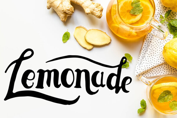 вид горячего чая на салфетке возле корня имбиря, лимона и мяты на белом фоне, иллюстрация лимонада
