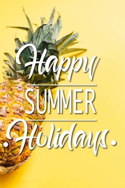 Sarı arka planda taze ananas ve mutlu yaz tatili çizimleri.