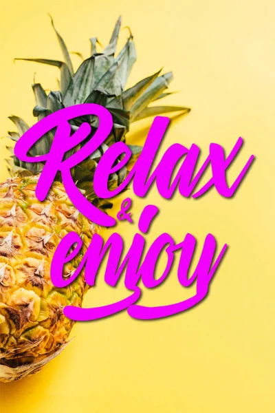 Frische Reife Ananas Auf Gelbem Hintergrund Mit Entspannter Illustration — Stockfoto