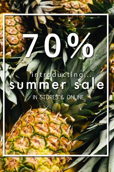 緑の葉と夏の販売図と新鮮な熟したパイナップルの選択的な焦点 — ストック写真