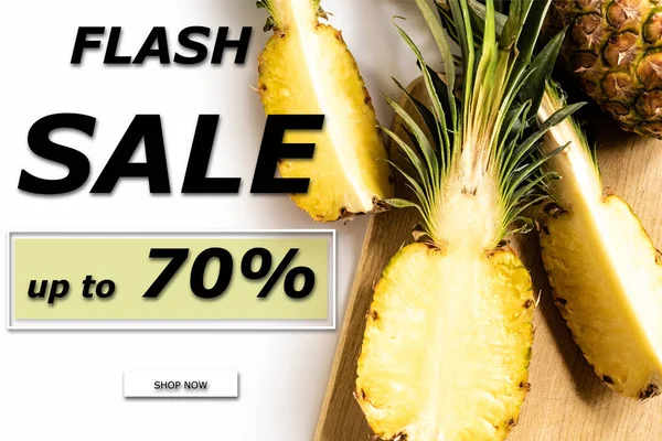 Bovenaanzicht Van Gesneden Sappige Ananas Snijplank Witte Achtergrond Met Flash — Stockfoto