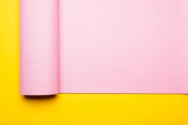 Вид Зверху Рожевого Фітнес Мату Жовтому Фоні — стокове фото