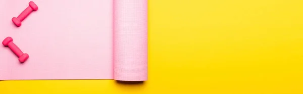 Вид Зверху Рожевого Фітнес Мату Гантелі Жовтому Фоні Панорамний Знімок — стокове фото
