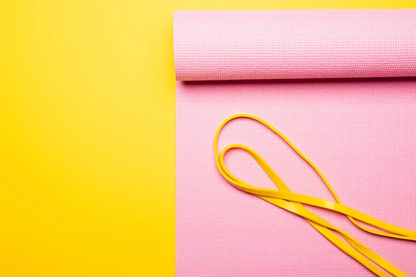 Bovenaanzicht Van Elastische Band Roze Fitnessmat Gele Achtergrond — Stockfoto