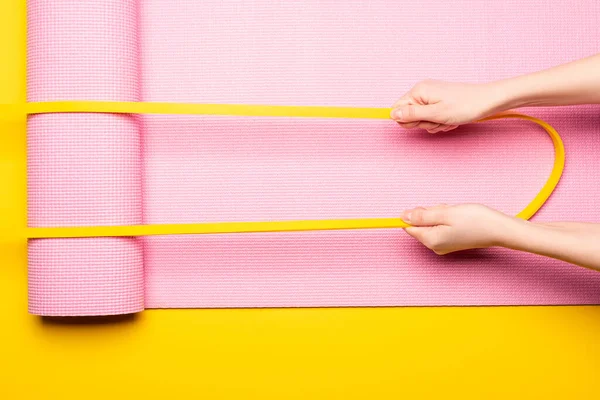 Bijgesneden Weergave Van Vrouw Houden Elastische Band Roze Fitness Mat — Stockfoto