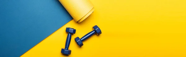 Vista Superior Tapete Fitness Azul Com Halteres Fundo Amarelo Tiro — Fotografia de Stock