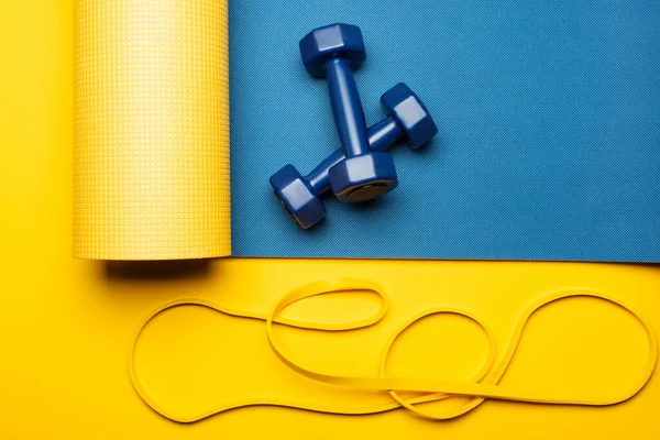 Vrchní Pohled Modrou Fitness Rohožku Činkami Páskou Odporu Žlutém Pozadí — Stock fotografie
