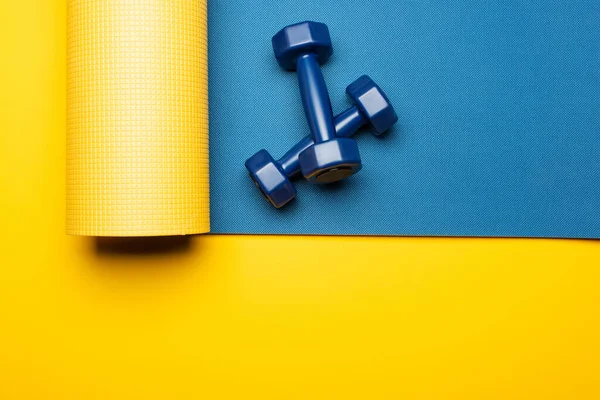 Vista Superior Tapete Fitness Azul Com Halteres Fundo Amarelo — Fotografia de Stock