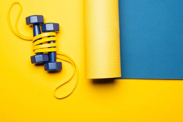 Top View Blue Fitness Mat Dumbbells Resistance Band Yellow Background — Stock Photo, Image