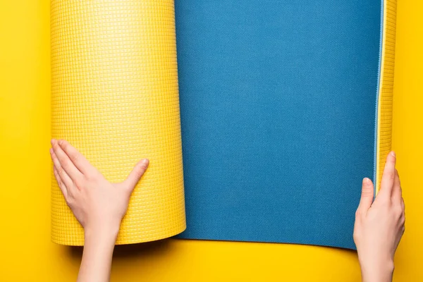 Vista Parcial Mujer Desplegando Alfombra Fitness Azul Sobre Fondo Amarillo —  Fotos de Stock