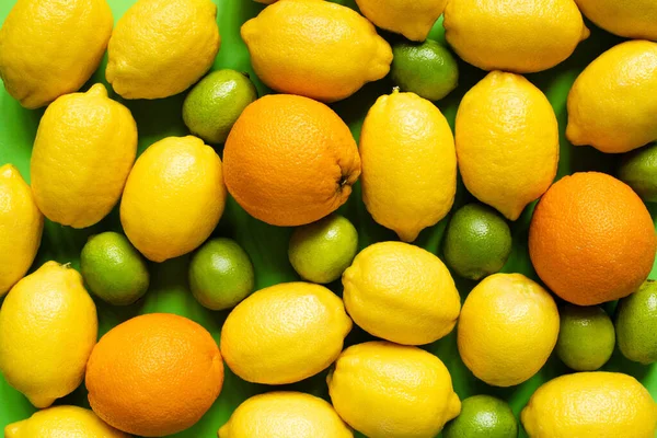 Ovanifrån Färska Mogna Citroner Apelsiner Och Limefrukter — Stockfoto