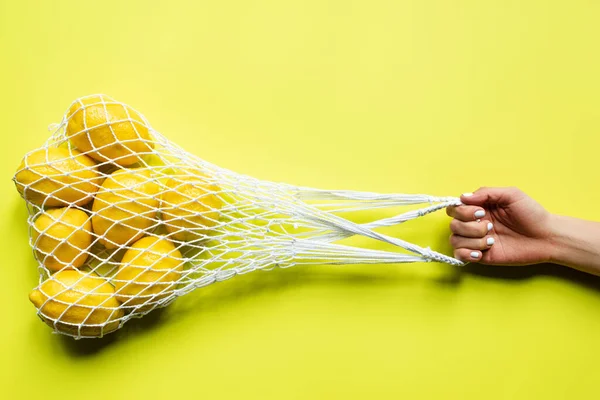 Vista Recortada Mujer Sosteniendo Limones Enteros Maduros Bolsa Cuerda Sobre — Foto de Stock