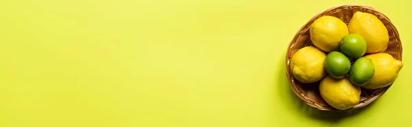 Widok Góry Dojrzałych Limonek Cytryn Wiklinowym Koszu Kolorowe Tło Uprawa — Zdjęcie stockowe