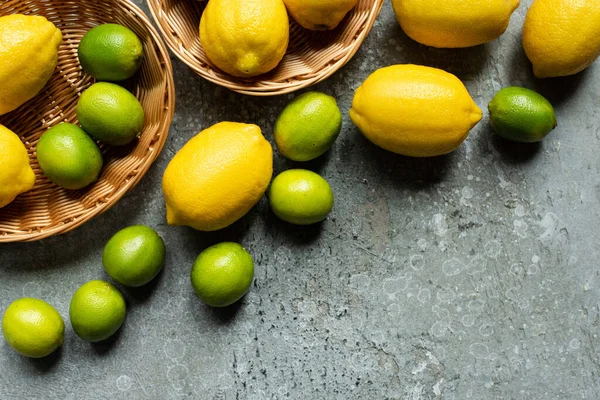 Vista Superior Limones Amarillos Maduros Limas Verdes Cestas Mimbre Sobre — Foto de Stock