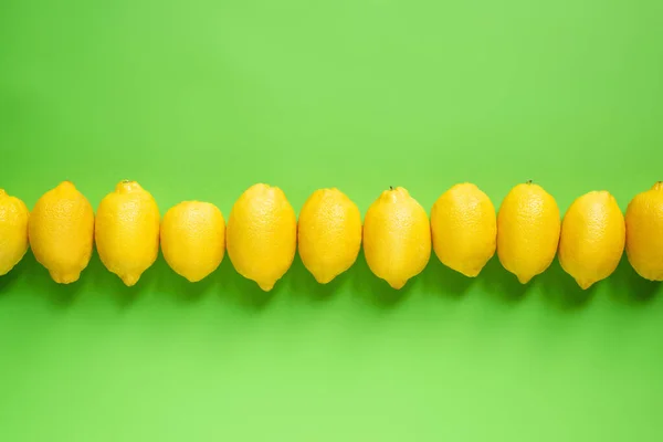 Vista Superior Limones Amarillos Maduros Línea Sobre Fondo Verde — Foto de Stock