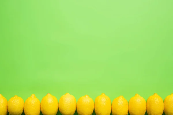 Vista Dall Alto Limoni Gialli Maturi Sfondo Verde Con Spazio — Foto Stock