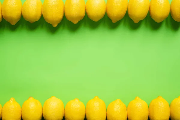 Верхний Вид Спелых Желтых Лимонов Зеленом Фоне Копировальным Пространством — стоковое фото