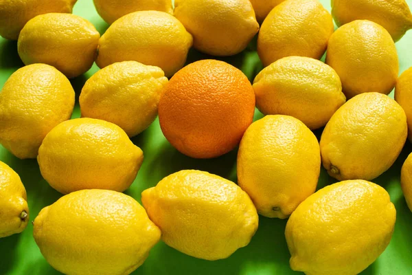 新鲜成熟的黄色柠檬和绿色背景的橙色 — 图库照片