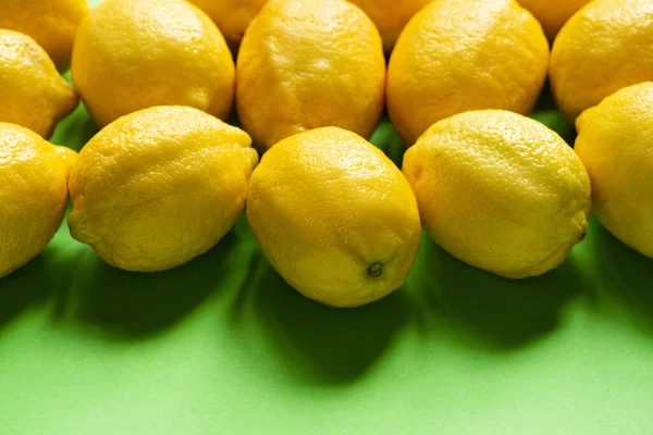 带有复制空间的绿色背景成熟的黄色柠檬 — 图库照片