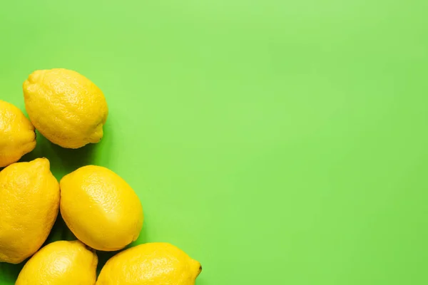 Vista Superior Limones Amarillos Maduros Sobre Fondo Verde Con Espacio —  Fotos de Stock