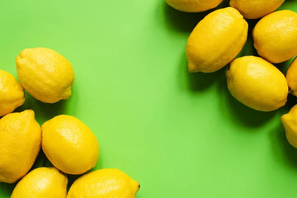 Верхний Вид Спелых Желтых Лимонов Зеленом Фоне — стоковое фото