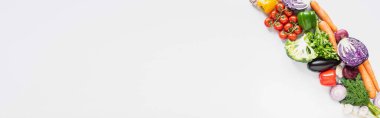Beyaz arka planda taze olgun sebzelerin üst görüntüsü, panoramik çekim