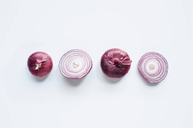 Kesimin üst görünümü ve beyaz arkaplanda kırmızı soğanın tamamı