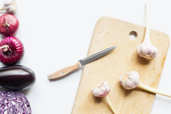 Top View Red Onion Red Cabbage Eggplant Garlic Wooden Cutting — Stock Photo, Image