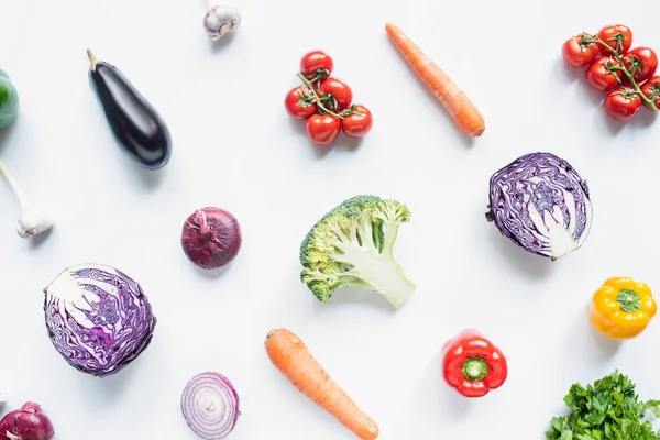 白を基調とした新鮮な野菜の数々のトップビュー — ストック写真