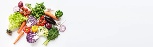 Draufsicht Auf Bunt Sortiertes Frisches Gemüse Auf Weißem Hintergrund Panoramaaufnahme — Stockfoto