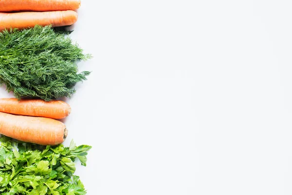 Borde Coloridas Zanahorias Frescas Verdes Sobre Fondo Blanco — Foto de Stock