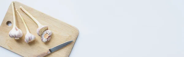 Вид Сверху Чеснок Деревянной Доске Ножом Белом Фоне Панорамный Снимок — стоковое фото