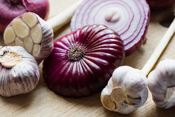Close View Red Onion Garlic Wooden Cutting Board — Stock Photo, Image