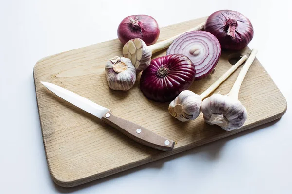 Knife Red Onion Garlic Wooden Cutting Board White Background — Stock Photo, Image