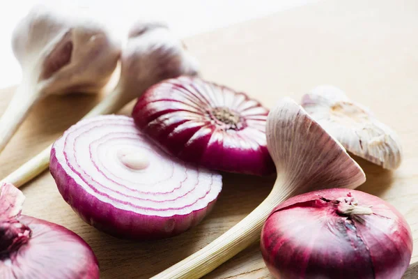 Close View Red Onion Garlic Wooden Cutting Board Isolated White — Stock Photo, Image