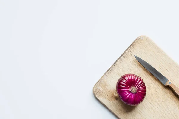 Top View Purple Whole Red Onion Knife Wooden Cutting Board — Stock Photo, Image