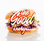 čerstvé bagety s masem, červená cibule, smetanový sýr, výhonky v blízkosti dobrého hamburgerového nápisu na bílém pozadí
