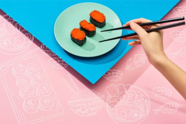 Kırmızı havyarlı nigiri yakınlarında yemek çubuğu tutan bir kadın ve mavi, pembe arka planda suşi illüstrasyonları.
