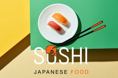 Suşi yakınında somon ve ton balıklı taze nigiri manzarası, yeşil ve sarı yüzeyde Japon yemekleri.