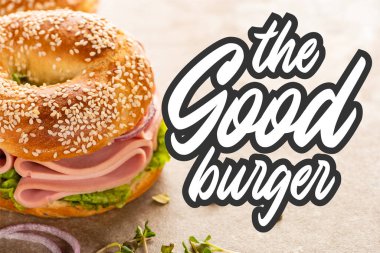 Lezzetli simit ve jambon. Hamburgerin yanında desenli yüzeyde.
