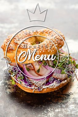 Etli taze simit, kırmızı soğan, krem peynir ve sağlıklı menünün yanında lahanalar.