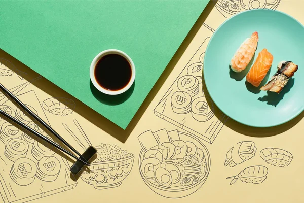 在黄绿相间的酱油 筷子及日本食物图上 — 图库照片