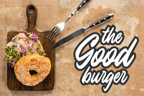 Top View Friss Bagel Hússal Vágódeszkán Evőeszközökkel Közel Burger Felirat — Stock Fotó