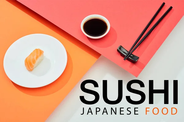 Friss Nigiri Lazaccal Szójaszósz Evőpálcika Sushi Mellett Japán Ételfelirattal Piros Stock Kép