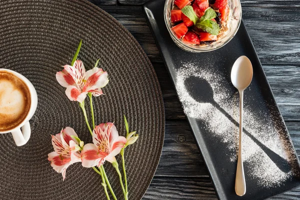 Вид зверху солодкий здоровий фруктовий десерт і чашка кави на дерев'яному столі — Stock Photo