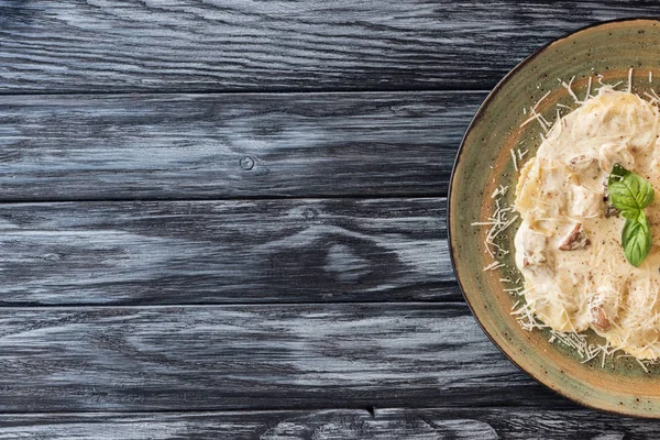 Top view of ravioli with spinach and ricotta cheese on plate on wooden table — Stock Photo