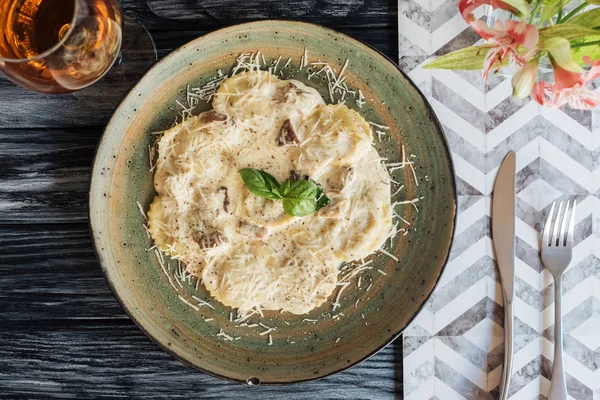 Vista superior de ravioles gourmet con espinacas y queso ricotta en el plato - foto de stock