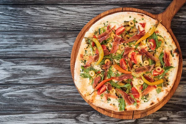 Pizza gourmet con verduras, queso y carne en mesa de madera con espacio para copiar - foto de stock