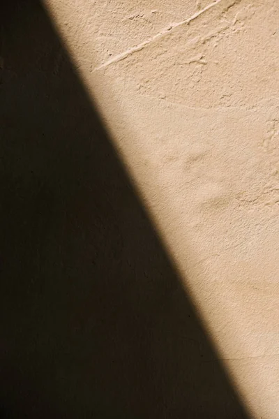 Imagen de marco completo de pared rústica beige con fondo de sombra - foto de stock